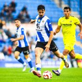 Soldevila se dispone a golpear el balón ante un jugador del Villarreal B.