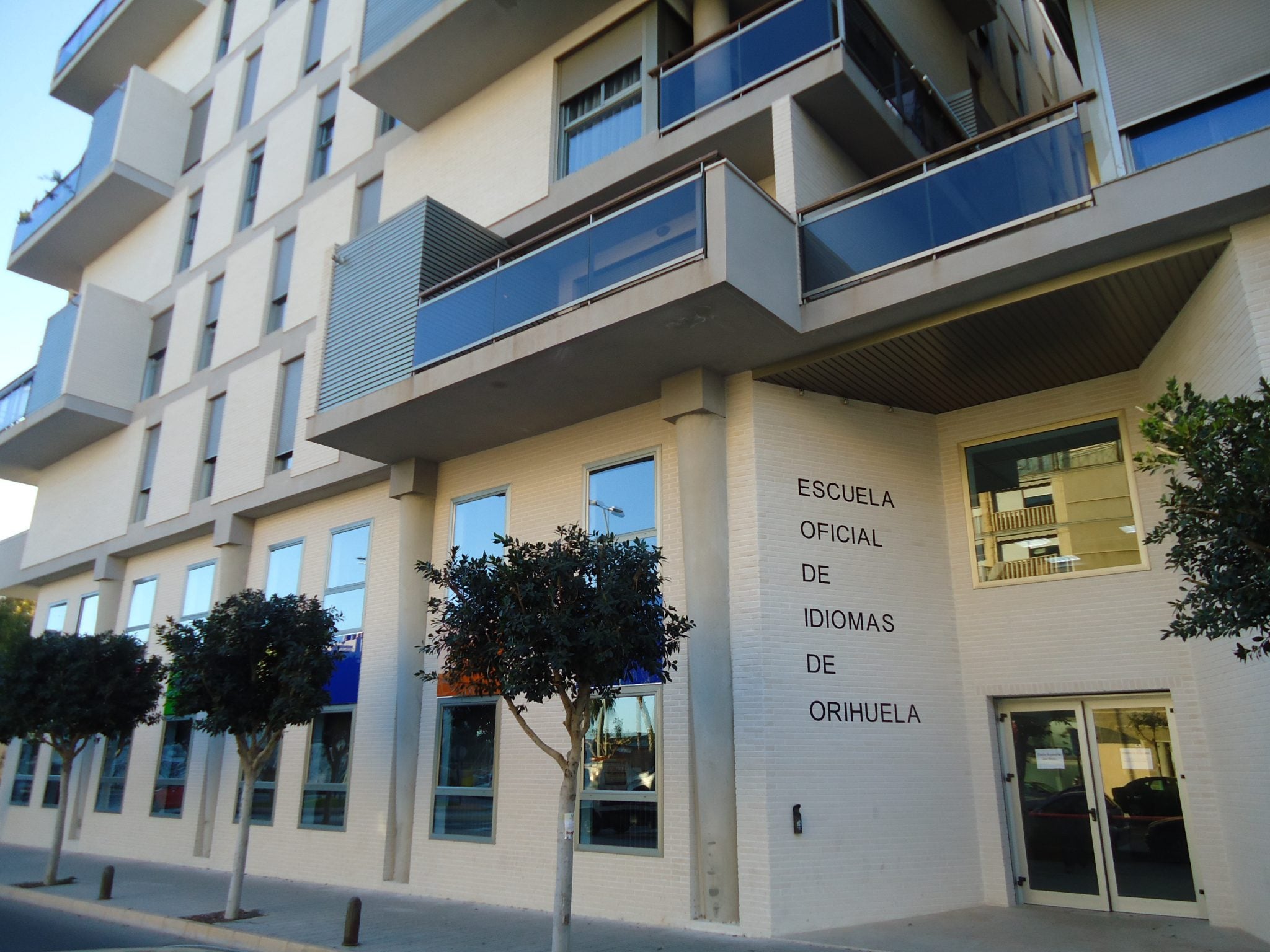 Un millar de personas no puede aprender español en las sedes de la Escuela Oficial de Idiomas de la comarca según denuncia el PSOE Un millar de personas no puede aprender español en las sedes de la Escuela Oficial de Idiomas de la comarca según denuncia el PSOE