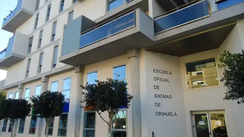 El PSOE de la Vega Baja denuncia que más de un millar de personas no pueden aprender español en las sedes de la Escuela Oficial de Idiomas de la comarca El PSOE de la Vega Baja denuncia que más de un millar de personas no pueden aprender español en las sedes de la Escuela Oficial de Idiomas de la comarca