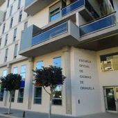 El PSOE de la Vega Baja denuncia que más de un millar de personas no pueden aprender español en las sedes de la Escuela Oficial de Idiomas de la comarca El PSOE de la Vega Baja denuncia que más de un millar de personas no pueden aprender español en las sedes de la Escuela Oficial de Idiomas de la comarca