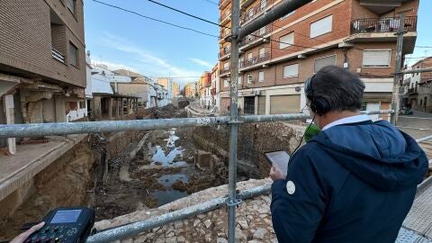 Carlos Alsina en uno de los puentes de Chiva (Valencia)/ Boro Peir&oacute;