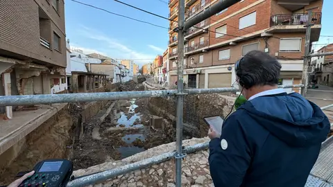 Carlos Alsina en uno de los puentes de Chiva (Valencia) Carlos Alsina en uno de los puentes de Chiva (Valencia)/ Boro Peiró