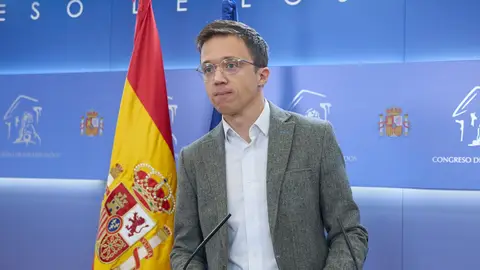 El portavoz de Sumar, Iñigo Errejón, durante una rueda de prensa. El portavoz de Sumar, Iñigo Errejón, durante una rueda de prensa.