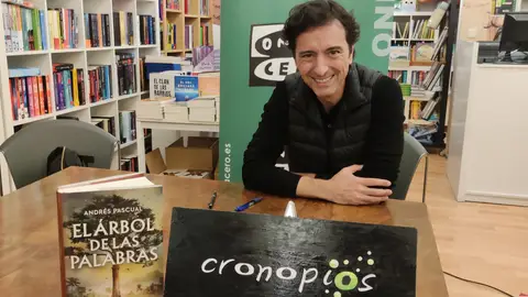 Andrés Pascual Presentación de "El árbol de las palabras" en la librería Cronopios de Pontevedra