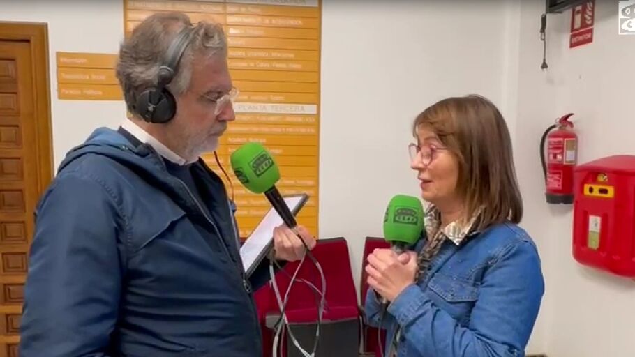 Alcaldesa de Chiva, Amparo Fort, con Carlos Alsina