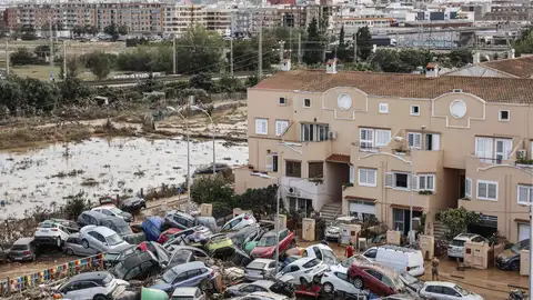 Decenas de vehículos acumulados tras el paso de la DANA en el barrio de la Torre. Decenas de vehículos acumulados tras el paso de la DANA en el barrio de la Torre.