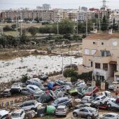 Decenas de vehículos acumulados tras el paso de la DANA en el barrio de la Torre.