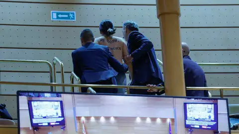 Una de las dos mujeres activistas de Femen con el torso desnudo y mensajes en favor del aborto escritos en su piel Una de las dos mujeres activistas de Femen con el torso desnudo y mensajes en favor del aborto escritos en su piel