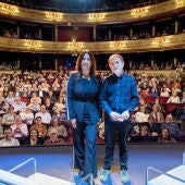 Dolores Redondo y Eduardo Yañez conversan en la primera presentación de su última novela