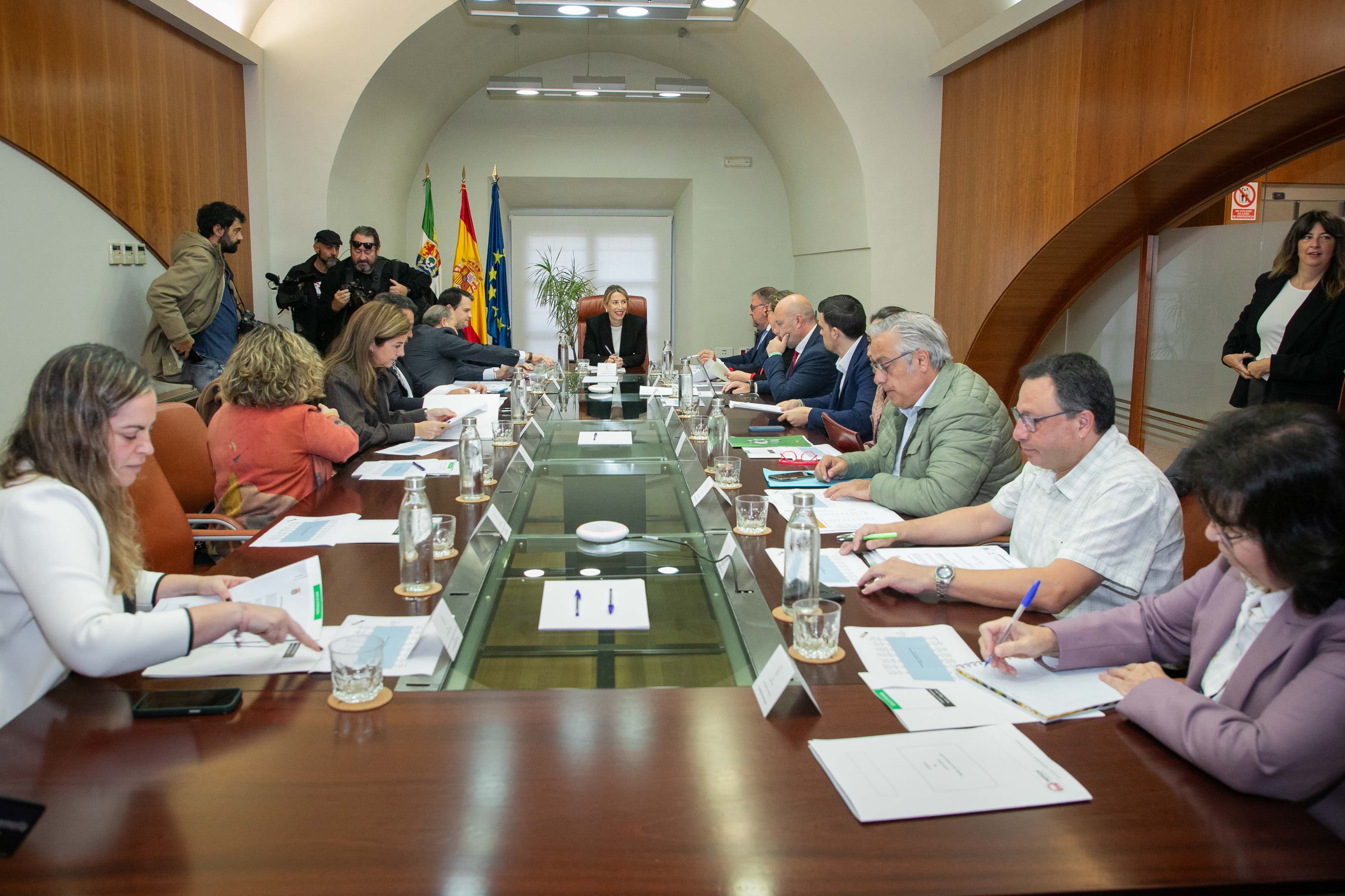 La Junta invertirá algo más de 54millones de euros en 2025 en la capital extremeña, un 21% más que el año anterior La Junta invertirá algo más de 54millones de euros en 2025 en la capital extremeña, un 21% más que el año anterior