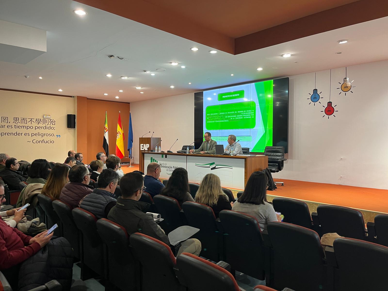 La Junta presenta un nuevo proyecto de ayudas para la creación y mejora de explotaciones para jóvenes de entre 18 y 40 años La Junta presenta un nuevo proyecto de ayudas para la creación y mejora de explotaciones para jóvenes de entre 18 y 40 años