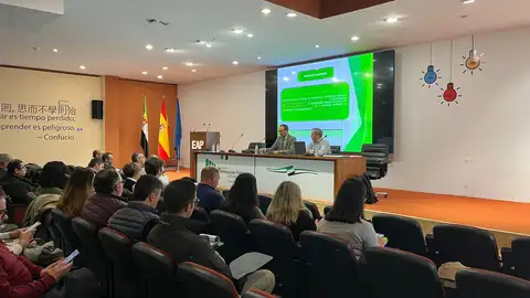 La Junta presenta un nuevo proyecto de ayudas para la creación y mejora de explotaciones para jóvenes de entre 18 y 40 años La Junta presenta un nuevo proyecto de ayudas para la creación y mejora de explotaciones para jóvenes de entre 18 y 40 años