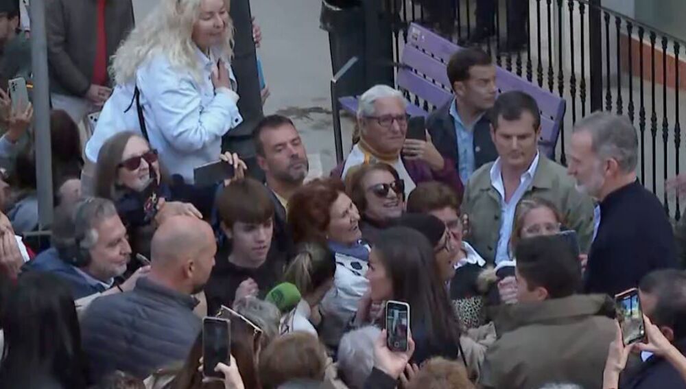 Reina Letizia habla con Carlos Alsina en Chiva/ ondacero.es