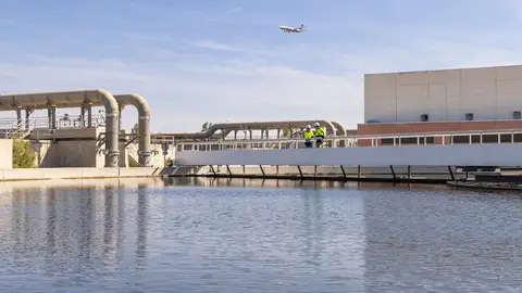 Aigua regenerada per a un sanejament sostenible Les ecofactories son plantes energèticament autosuficients capaces de transformar els residus en productes útils per a diversos usos