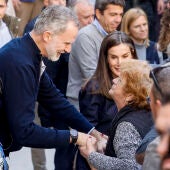 Los reyes Felipe y Letizia, y la alcaldesa de Chiva Amparo Fort (i), durante su visita a la localidad valenciana de Chiva.