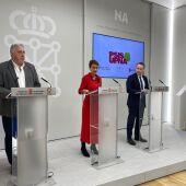 Joseba Asiron, alcalde de Pamplona/Iruña, María Chivite, presidenta del Gobierno de Navarra, y Ramón Gonzalo, rector de la UPNA