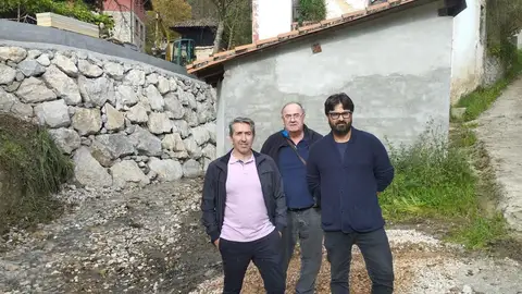 El alcalde de Llanes, Enrique Riestra, el concejal de Obras, José Ramón Amor, y el alcalde pedáneo de Ricaliente, José Prieto, en la visita realizada a las obras. El alcalde de Llanes, Enrique Riestra, el concejal de Obras, José Ramón Amor, y el alcalde pedáneo de Ricaliente, José Prieto, en la visita realizada a las obras.