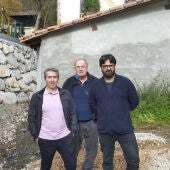 El alcalde de Llanes, Enrique Riestra, el concejal de Obras, José Ramón Amor, y el alcalde pedáneo de Ricaliente, José Prieto, en la visita realizada a las obras.