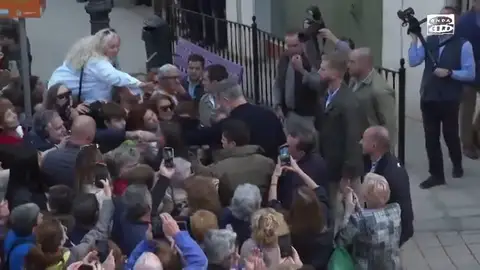 Así ha sido el momento en el que Alsina ha charlado con los reyes en Chiva Así ha sido el momento en el que Alsina ha charlado con los reyes en Chiva