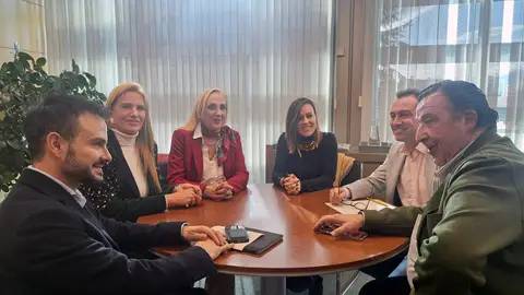 El Gobierno de Asturias pondrá en marcha en 2025 un registro de mediadores inmobiliarios. reunión consejero vivienda ovidio zapico con representantes del sector inmobiliario