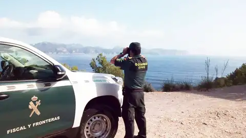 JUCIL denuncia que solo hay 28 guardias civiles en Formentera para atender la oleada de pateras e inmigrantes JUCIL denuncia que solo hay 28 guardias civiles en Formentera para atender la oleada de pateras e inmigrantes