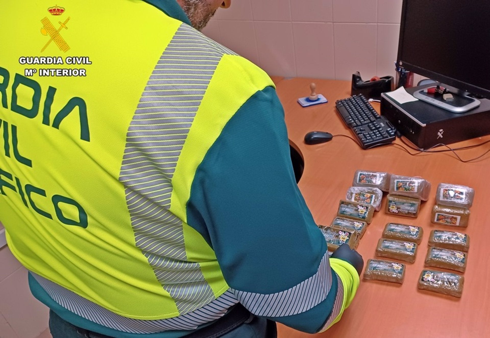 Detenido tras dar positivo en drogas cuando transportaba 3 kilos de hachís a la altura de Calzadilla de los Barros Detenido tras dar positivo en drogas cuando transportaba 3 kilos de hachís a la altura de Calzadilla de los Barros