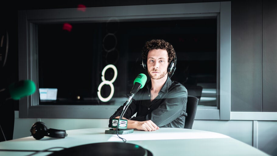Guillermo Mendoza en los estudios de Onda Cero Granada