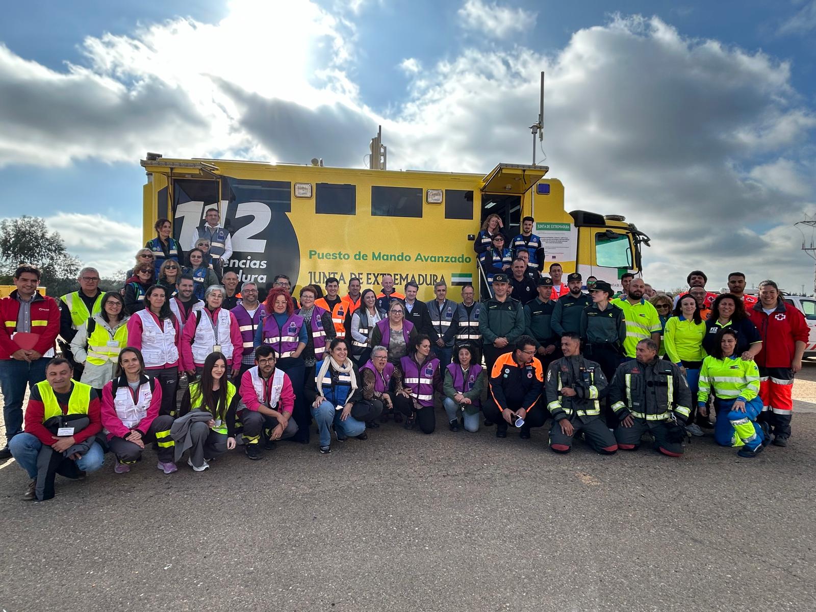 Más de 100 profesionales de emergencias y 250 trabajadores participaban en un simulacro de alerta química en Guareña Más de 100 profesionales de emergencias y 250 trabajadores participaban en un simulacro de alerta química en Guareña