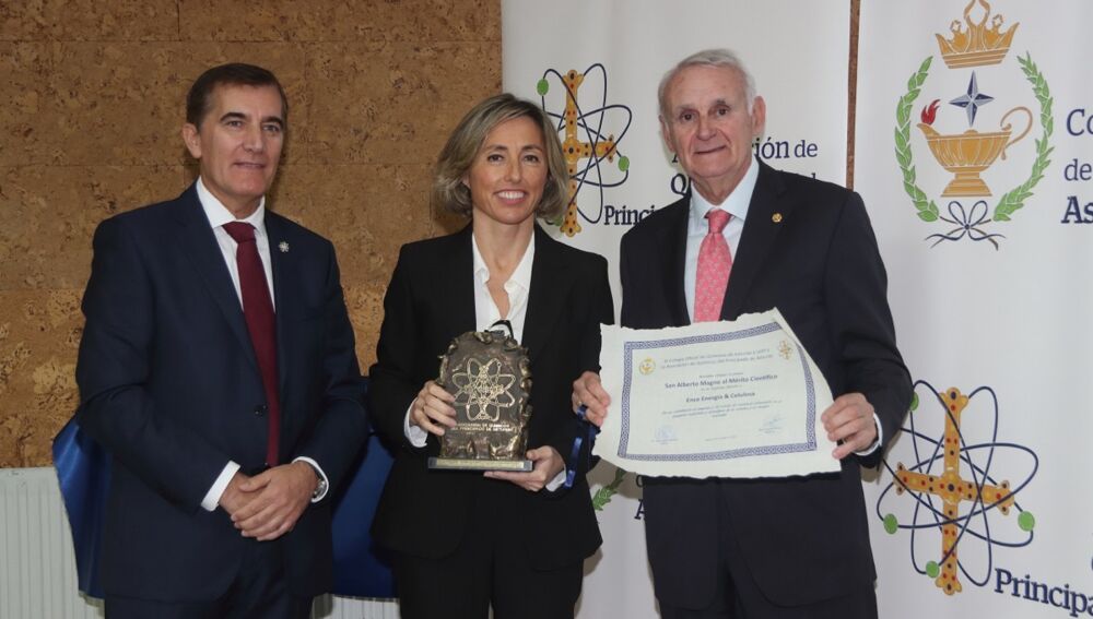 Directora de Ence-Navia recibiendo el premio San Alberto Magno al Mérito Científico.