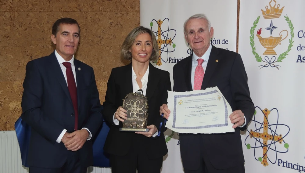 Directora de Ence-Navia recibiendo el premio San Alberto Magno al Mérito Científico. Directora de Ence-Navia recibiendo el premio San Alberto Magno al Mérito Científico.