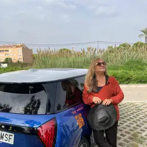 Ana Babiloni sube al MINI 100% Eléctrico. Ana Babiloni sube al MINI 100% Eléctrico.
