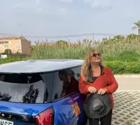 Ana Babiloni sube al MINI 100% Eléctrico. Ana Babiloni sube al MINI 100% Eléctrico.