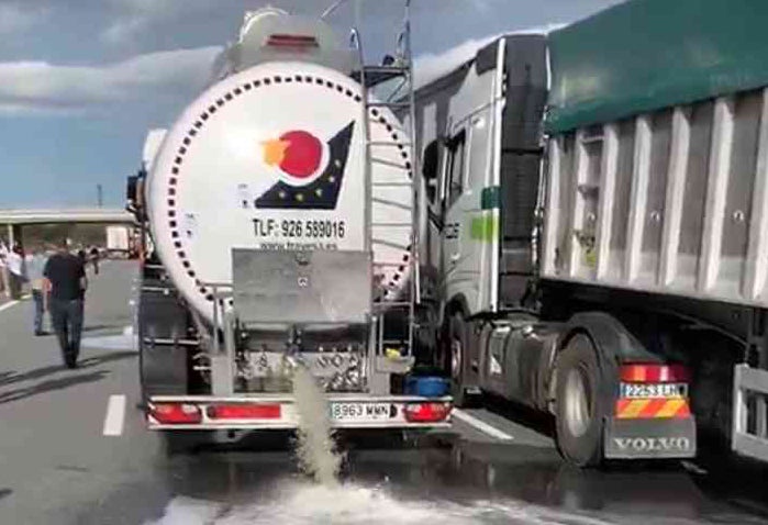 Agricultores franceses vierten el vino de dos camiones de Campo de Criptana Agricultores franceses vierten el vino de dos camiones de Campo de Criptana