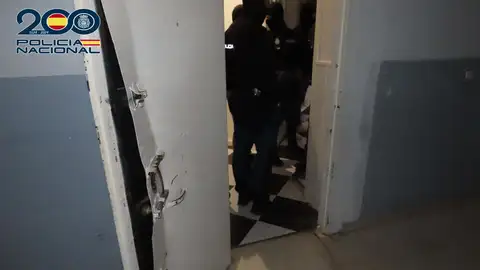 Momento del desmantelamiento de un punto de venta de drogas en El Peri Momento del desmantelamiento de un punto de venta de drogas en El Peri