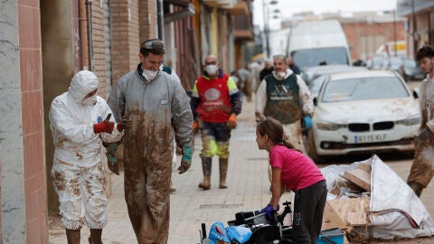 Una menor recupera sus juguetes tras la DANA