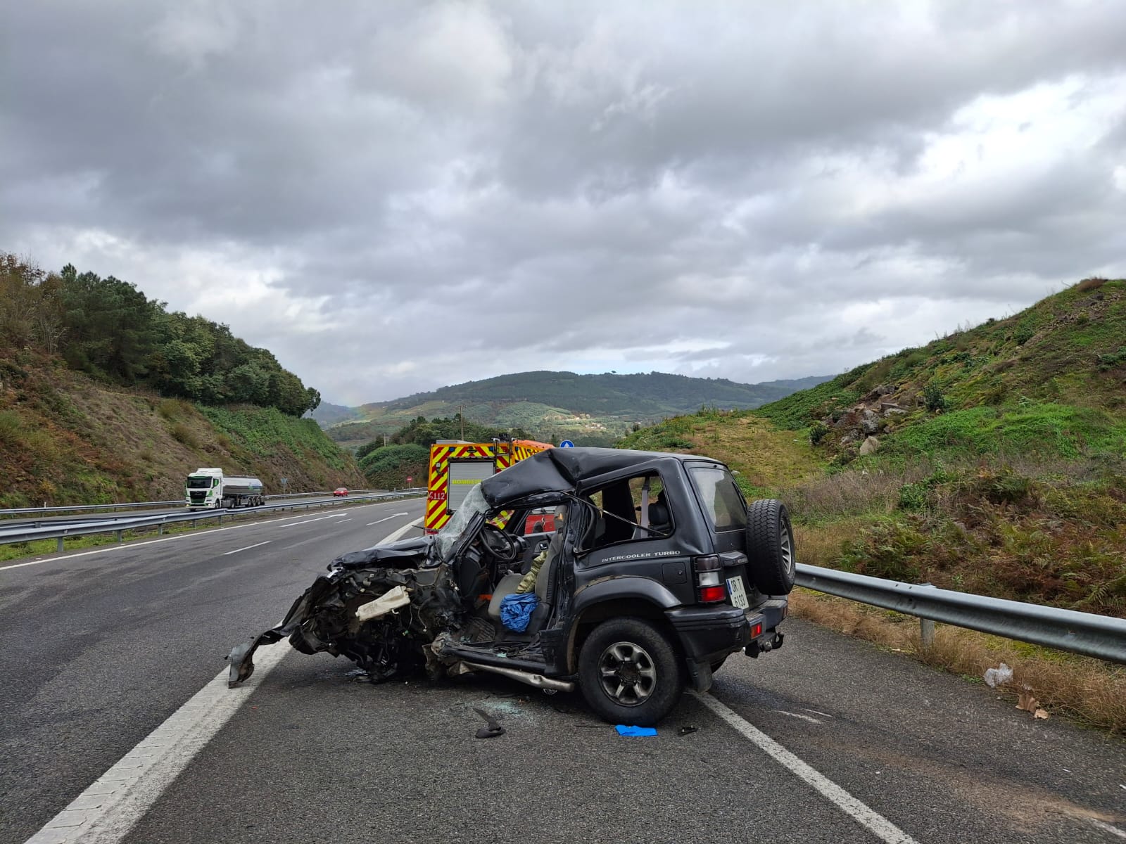 Falece ó colisionar seu todo terreo con un camión na A-52 Falece ó colisionar seu todo terreo con un camión na A-52