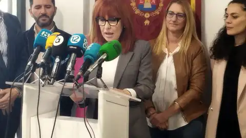 En el atril, la concejala de Bienestar Social, Begoña León En el atril, la concejala de Bienestar Social, Begoña León