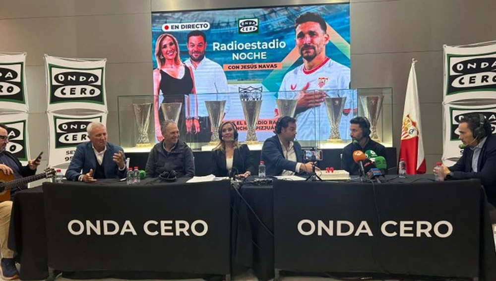 Jesús Navas, en 'Radioestadio noche' junto a Joaquín Caparrós, Pablo Blanco y Del Nido Carrasco. Jesús Navas, en 'Radioestadio noche' junto a Joaquín Caparrós, Pablo Blanco y Del Nido Carrasco.