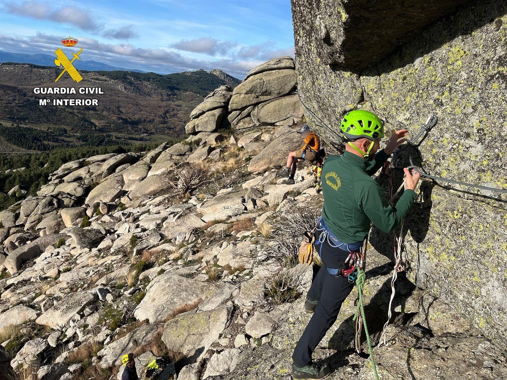 La Guardia Civil rescata a un escalador de 60 años atrapado en Cancho la Muela, en La Garganta La Guardia Civil rescata a un escalador de 60 años atrapado en Cancho la Muela, en La Garganta