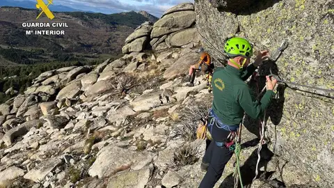 La Guardia Civil rescata a un escalador de 60 años atrapado en Cancho la Muela, en La Garganta La Guardia Civil rescata a un escalador de 60 años atrapado en Cancho la Muela, en La Garganta