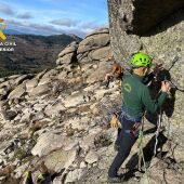 La Guardia Civil rescata a un escalador de 60 años atrapado en Cancho la Muela, en La Garganta