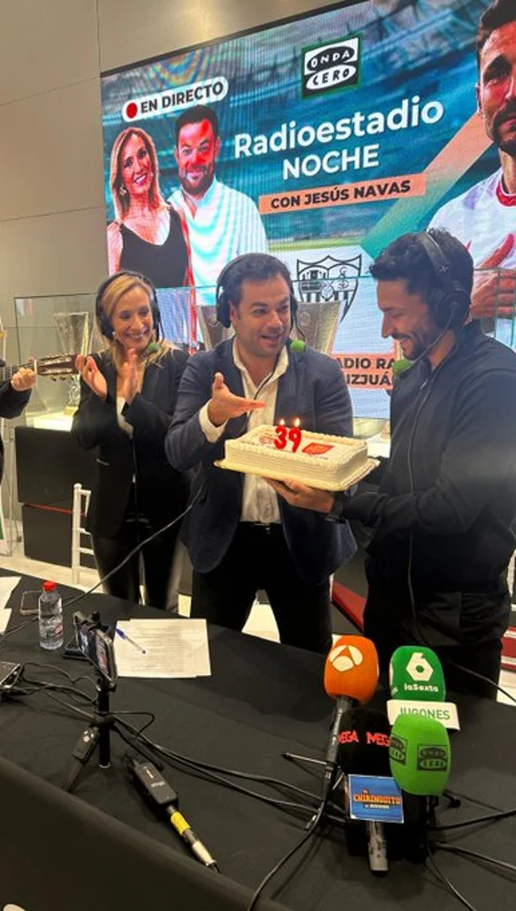 Jesús Navas recibe una tarta de cumpleaños en 'Radioestadio noche'. Jesús Navas recibe una tarta de cumpleaños en 'Radioestadio noche'.