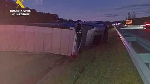 El vuelco de un camión articulado obliga a cortar la autovía A-66 a la altura de Villar de Plasencia El vuelco de un camión articulado obliga a cortar la autovía A-66 a la altura de Villar de Plasencia