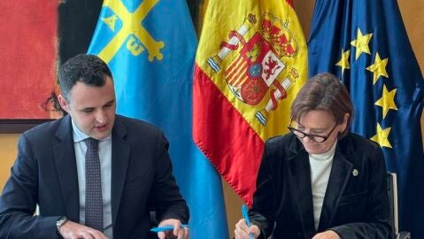 Guillermo Pel&aacute;ez y Carmen Moriy&oacute;n firman un convenio