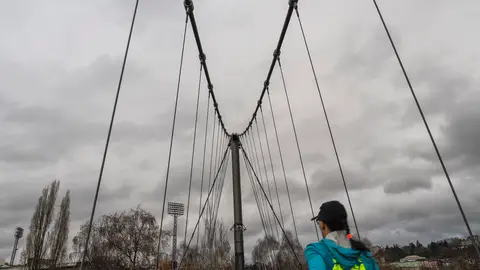 Paseo por el parque de la orilla del río Miño en Lugo, este martes. Un frente atlántico dejará nubes y precipitaciones en el oeste peninsular este miércoles