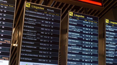 Panel con informaci&oacute;n de vuelos en el aeropuerto de Madrid 