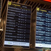 Panel con información de vuelos en el aeropuerto de Madrid 