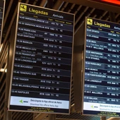 Panel con información de vuelos en el aeropuerto de Madrid Panel con información de vuelos en el aeropuerto de Madrid