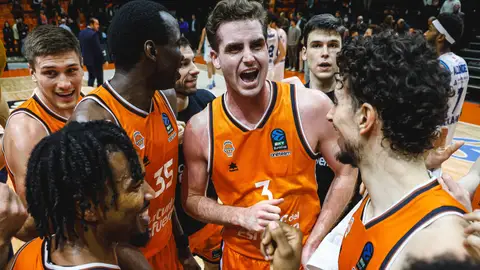 Los jugadores de Valencia Basket celebrando la victoria ante el Turk Telekom Ankara Los jugadores de Valencia Basket celebrando la victoria ante el Turk Telekom Ankara