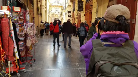 Turistas en una calle del centro de la ciudad balance